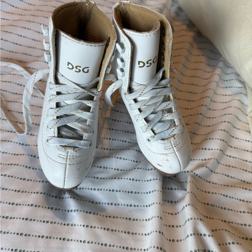 10j youth figure skates
